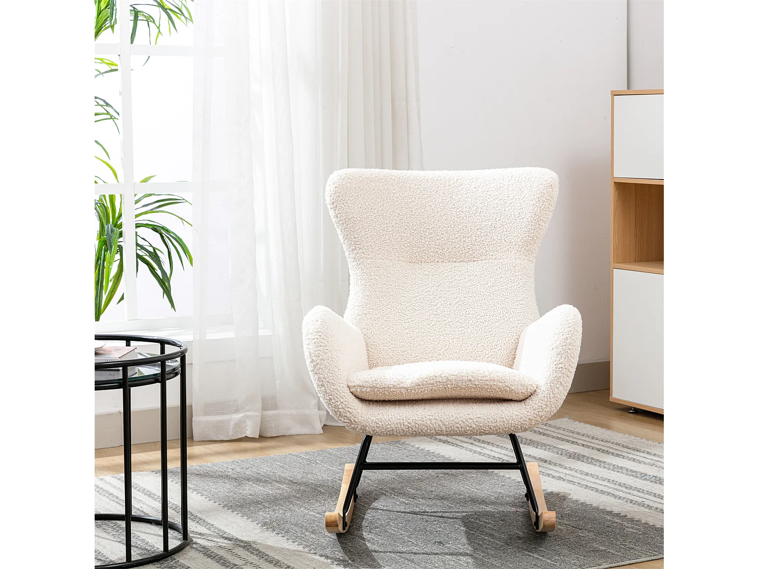 Sillón mecedora, sillón relax, sillón lounge, reposabrazos, con patas de madera, tejido peluche Teddy beige, carga máxima: 150 kg