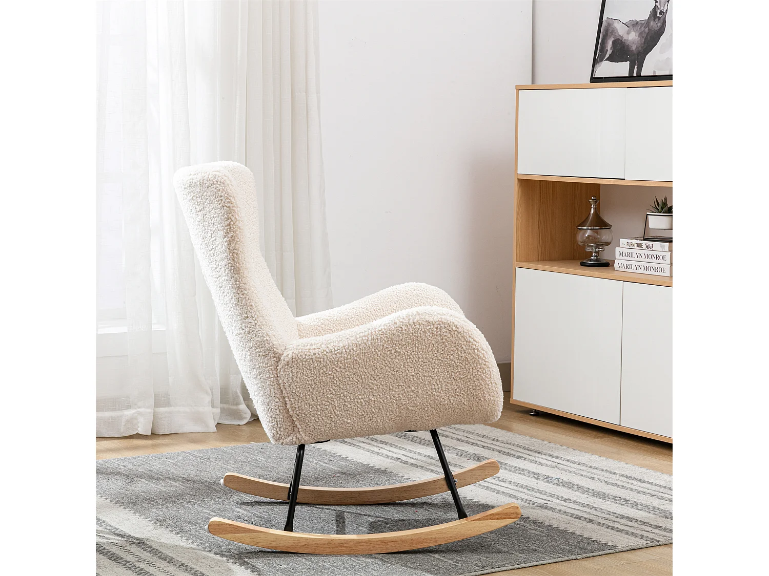 Sillón mecedora, sillón relax, sillón lounge, reposabrazos, con patas de madera, tejido peluche Teddy beige, carga máxima: 150 kg