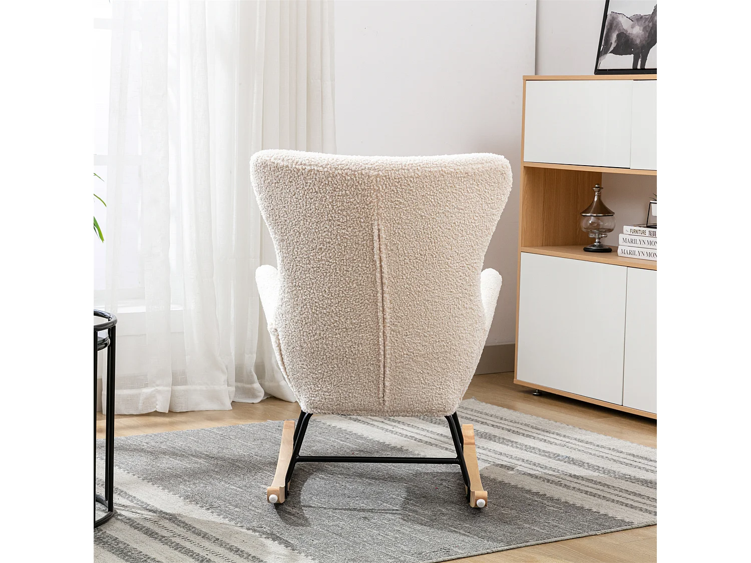 Sillón mecedora, sillón relax, sillón lounge, reposabrazos, con patas de madera, tejido peluche Teddy beige, carga máxima: 150 kg