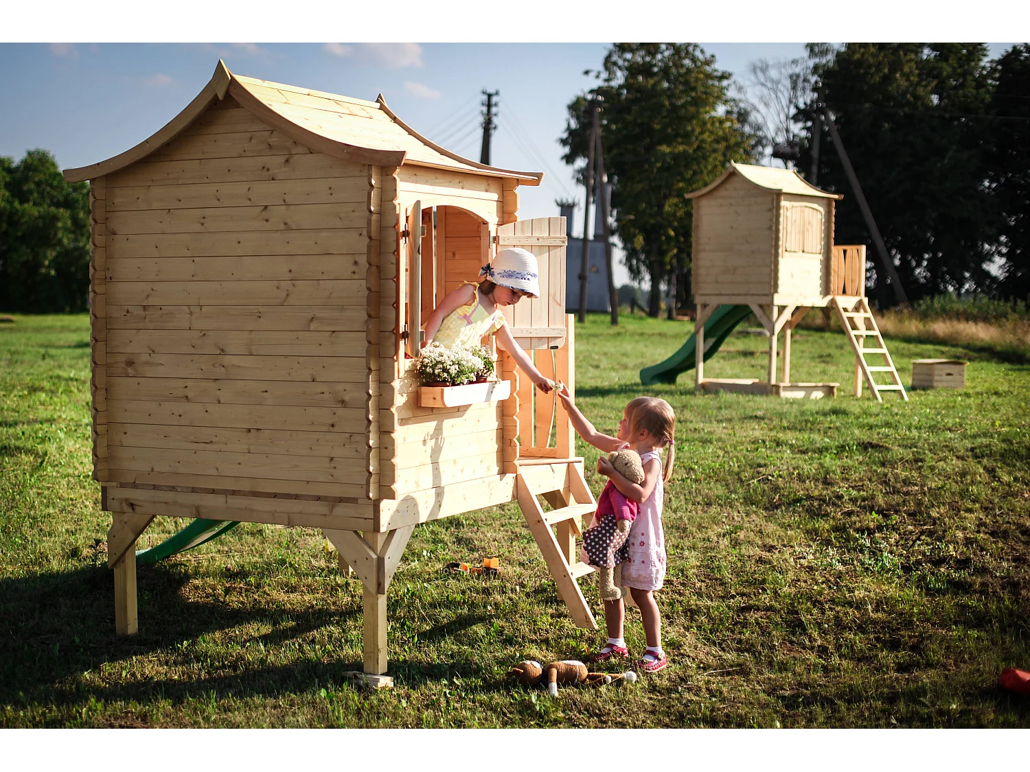 Maisonnette en bois avec toboggan - 112x146xH212cm/1.1m2 -  Timbela M550A