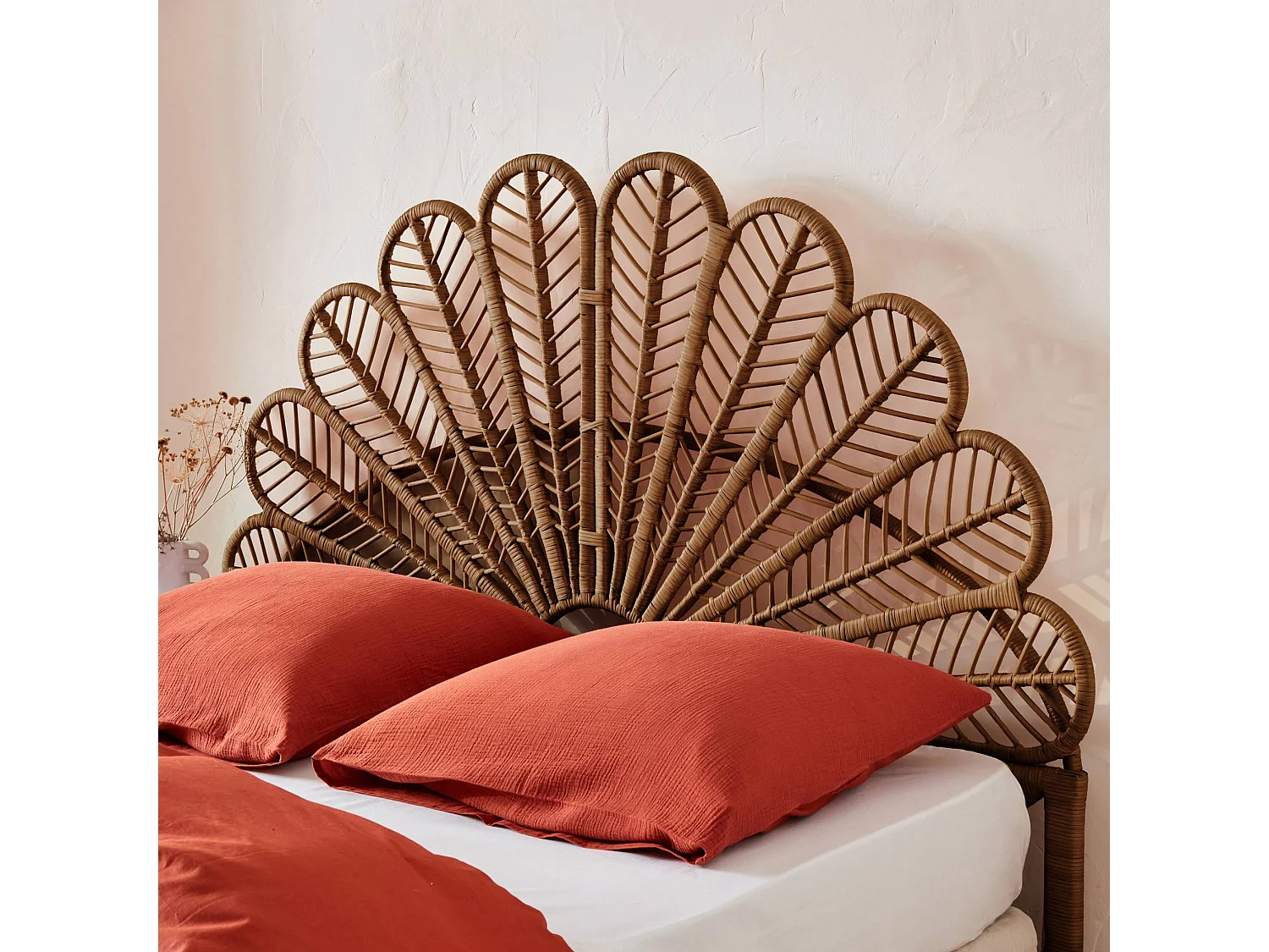 Cabecero de ratán oscuro