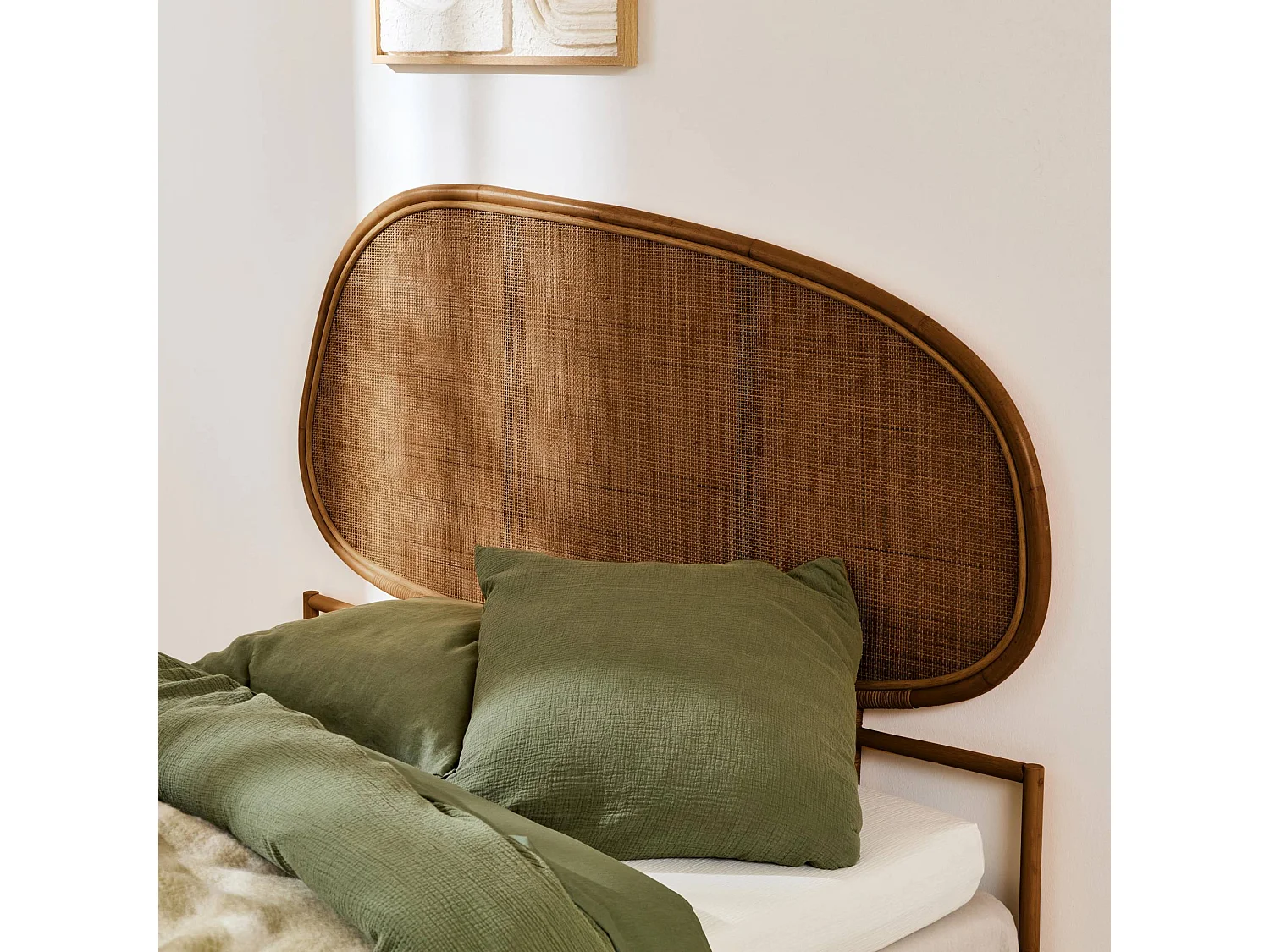 Cabecero de ratán oscuro