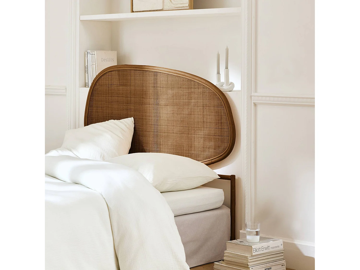 Cabecero de ratán oscuro