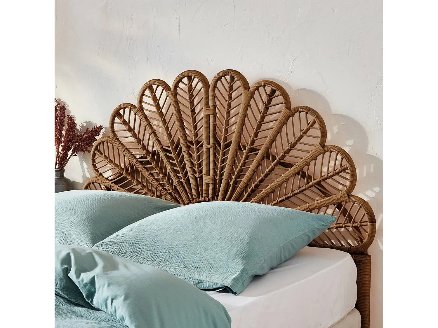 Cabecero de ratán oscuro