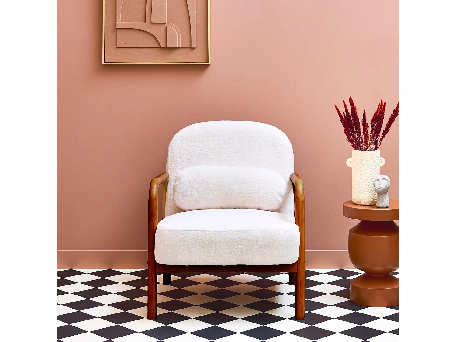 Fauteuil scandinave bois d'hévéa teinté noyer clair et tissu fausse fourrure