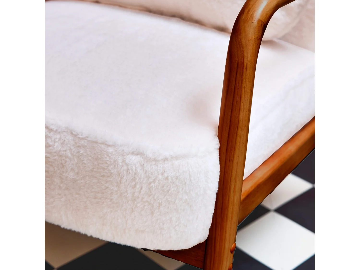 Fauteuil scandinave bois d'hévéa teinté noyer clair et tissu fausse fourrure