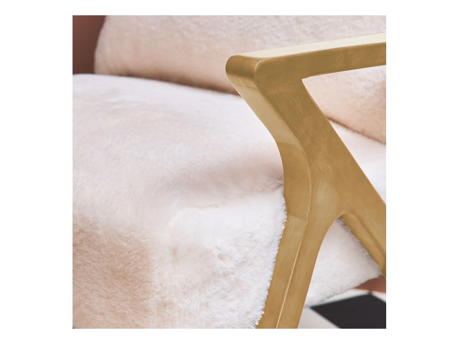 Fauteuil scandinave bois d'hévéa et tissu effet fausse fourrure blanc crème