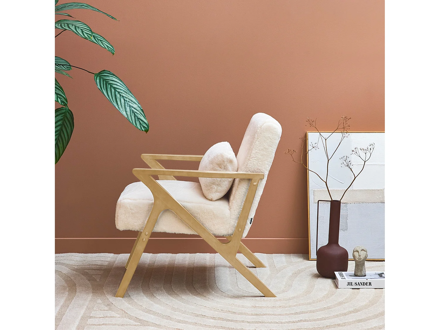 Fauteuil scandinave bois d'hévéa et tissu effet fausse fourrure blanc crème