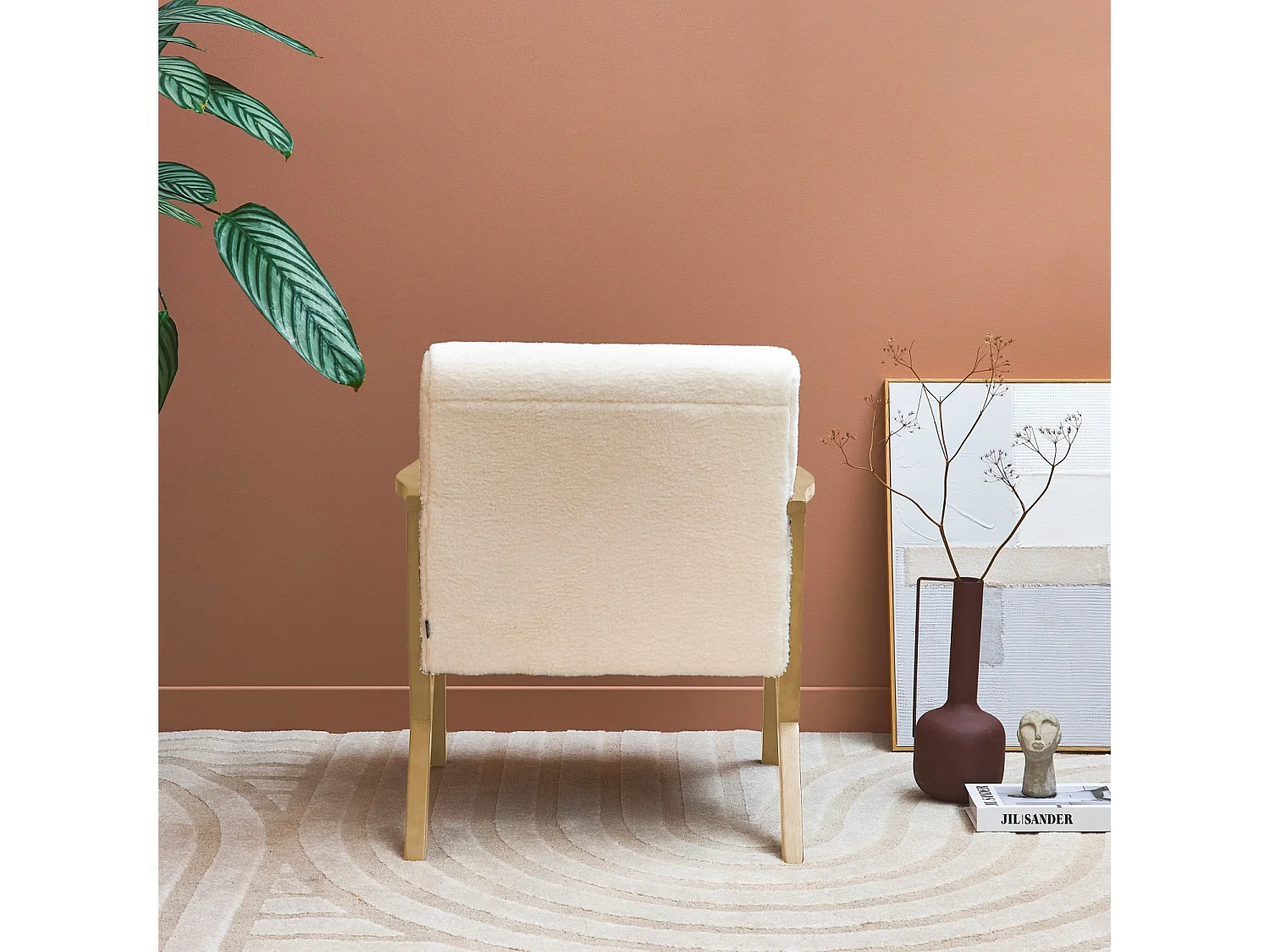 Fauteuil scandinave bois d'hévéa et tissu effet fausse fourrure blanc crème