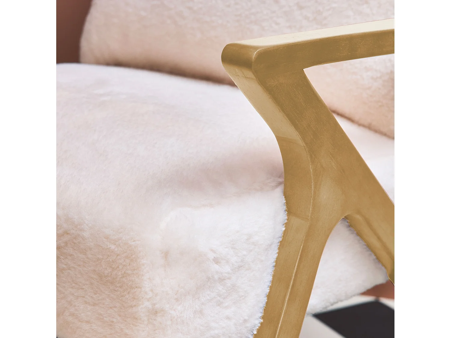 Fauteuil scandinave bois d'hévéa et tissu effet fausse fourrure blanc crème