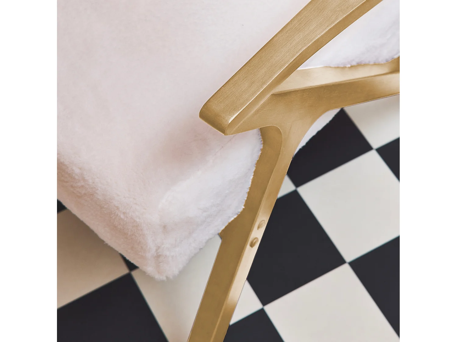 Fauteuil scandinave bois d'hévéa et tissu effet fausse fourrure blanc crème