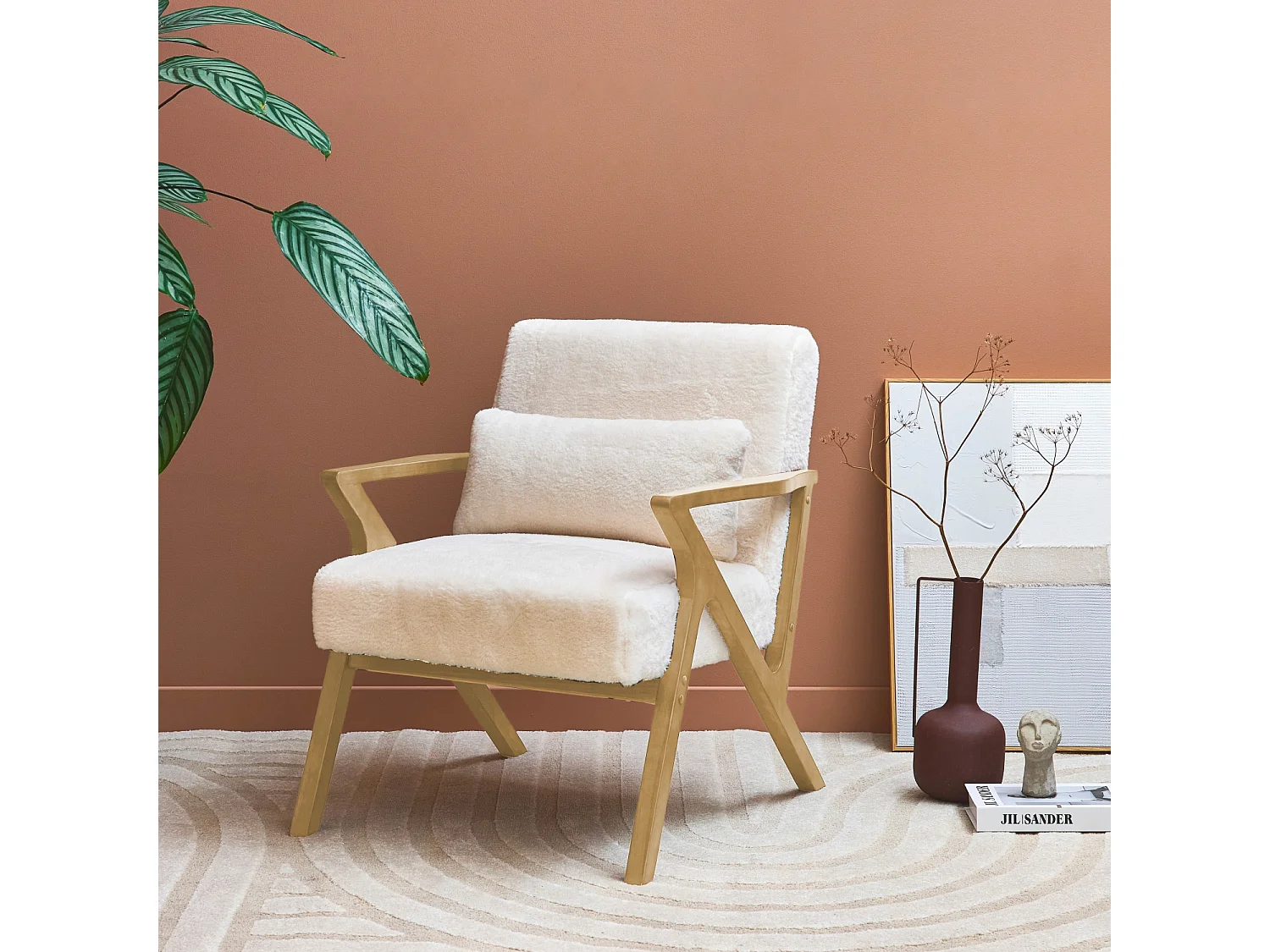 Fauteuil scandinave bois d'hévéa et tissu effet fausse fourrure blanc crème