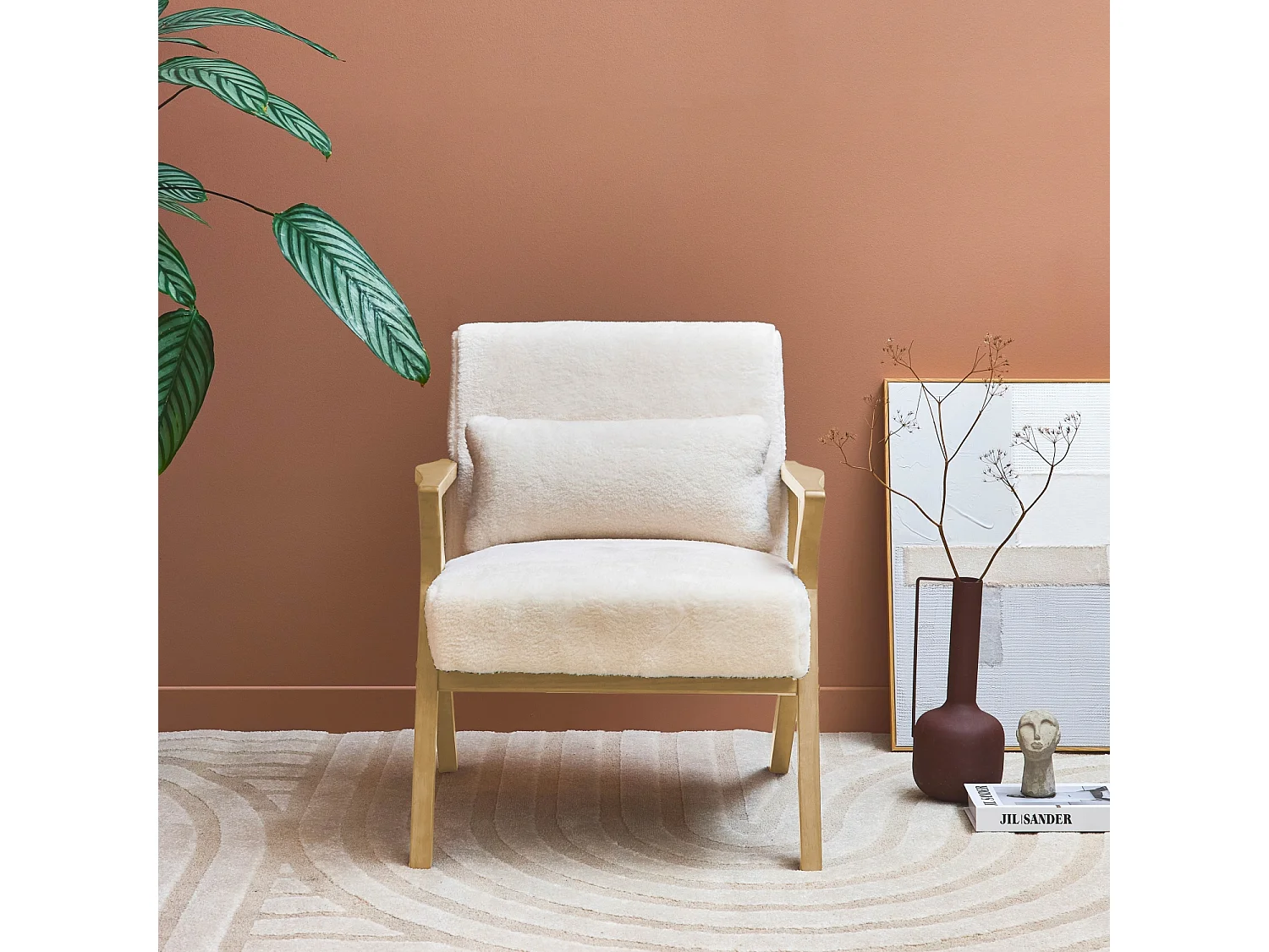 Sillón escandinavo de madera de hevea y efecto pelo sintético blanco