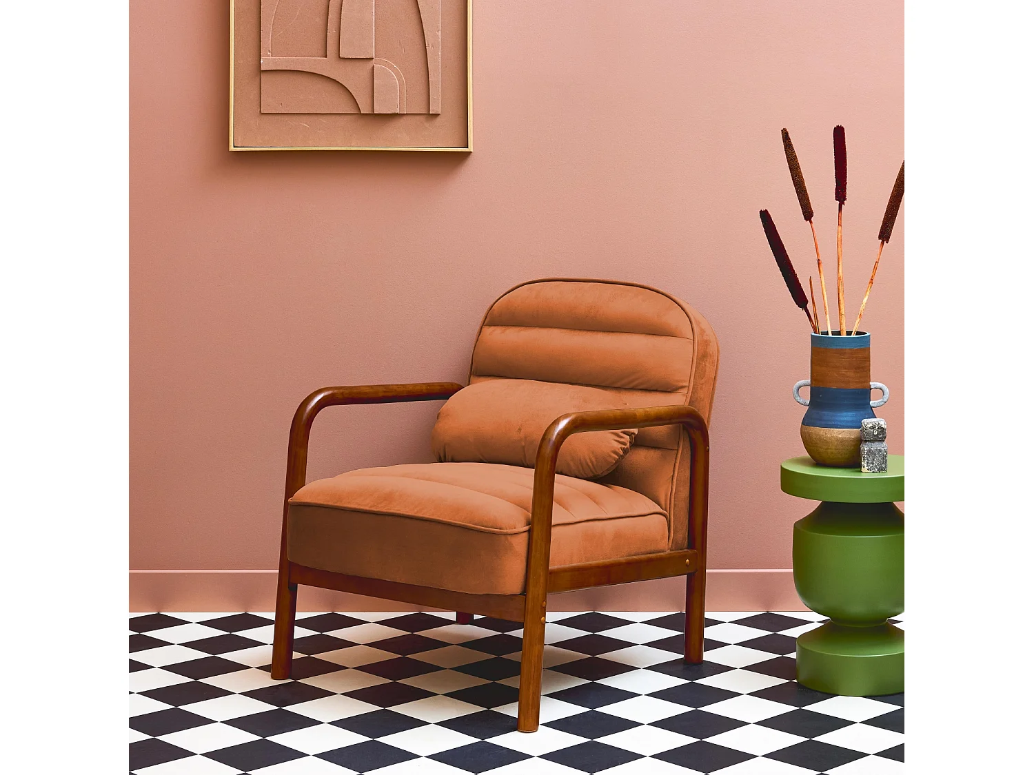 Sillón escandinavo de madera de hevea teñida de nogal y tela de