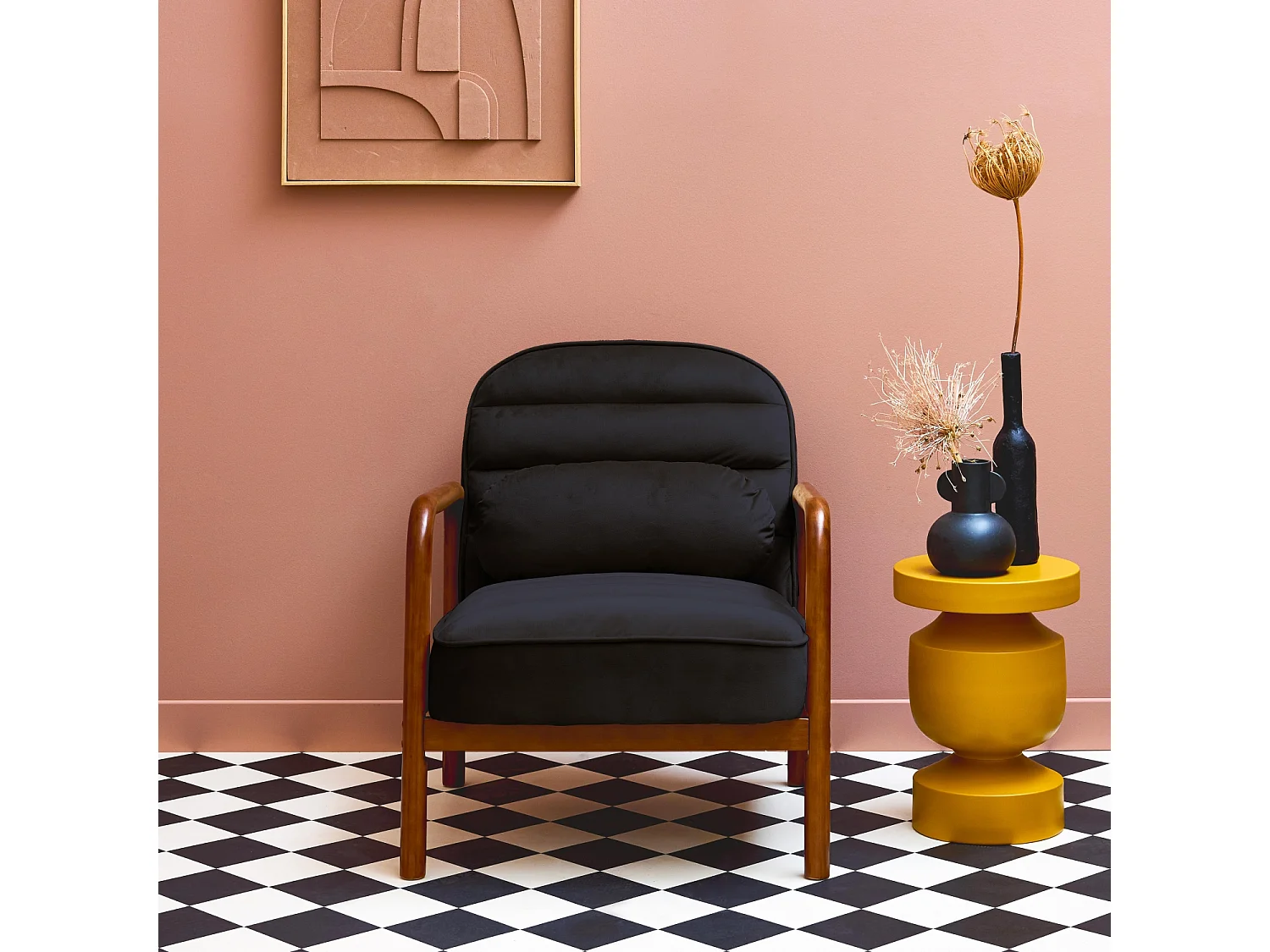 Sillón escandinavo de madera de hevea teñida de nogal y tela de