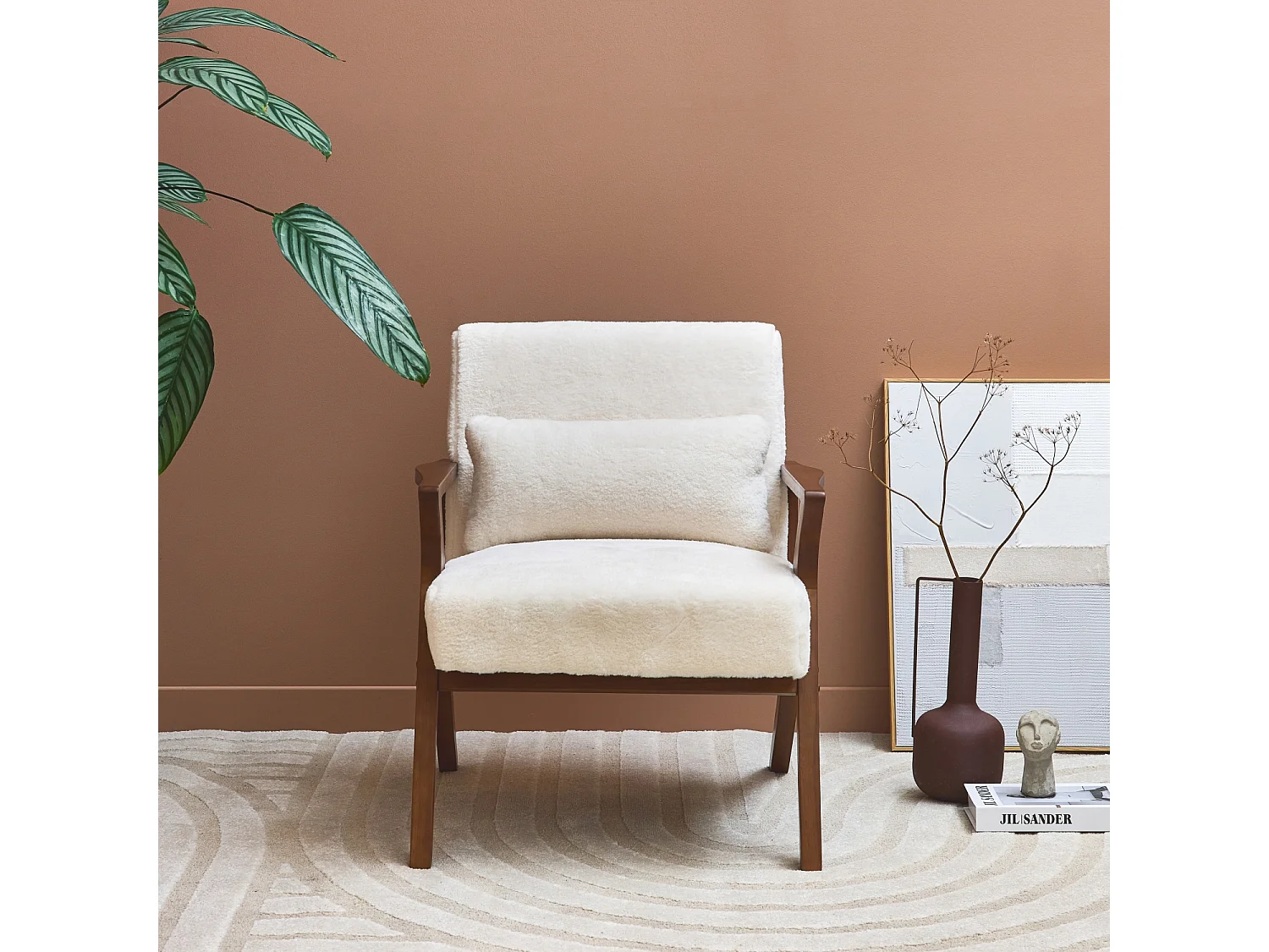 Fauteuil scandinave bois d'hévéa teinté noyer et tissu effet fausse fourrure