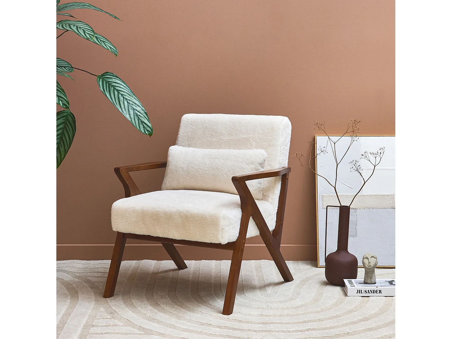 Fauteuil scandinave bois d'hévéa teinté noyer et tissu effet fausse fourrure