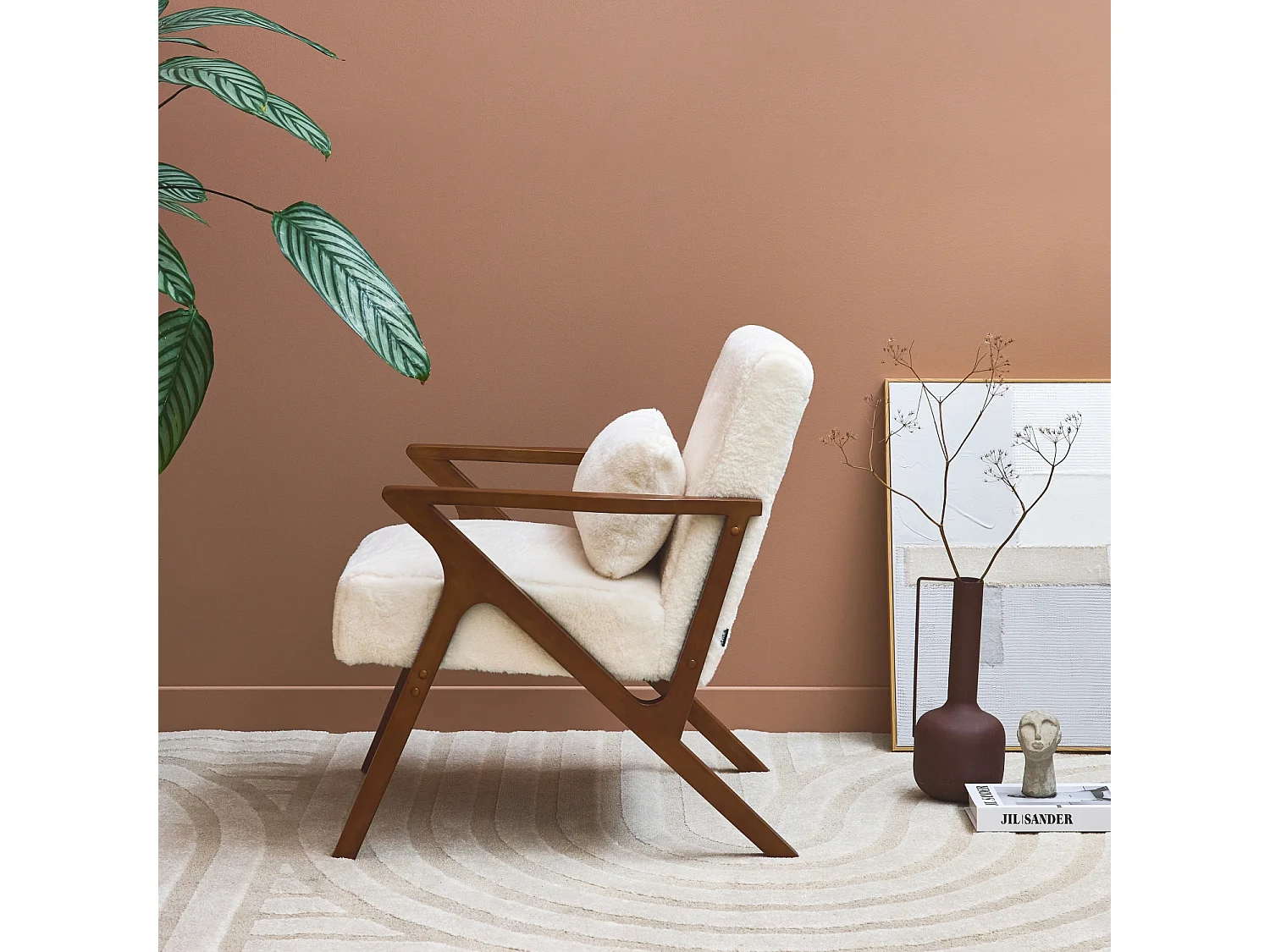 Fauteuil scandinave bois d'hévéa teinté noyer et tissu effet fausse fourrure