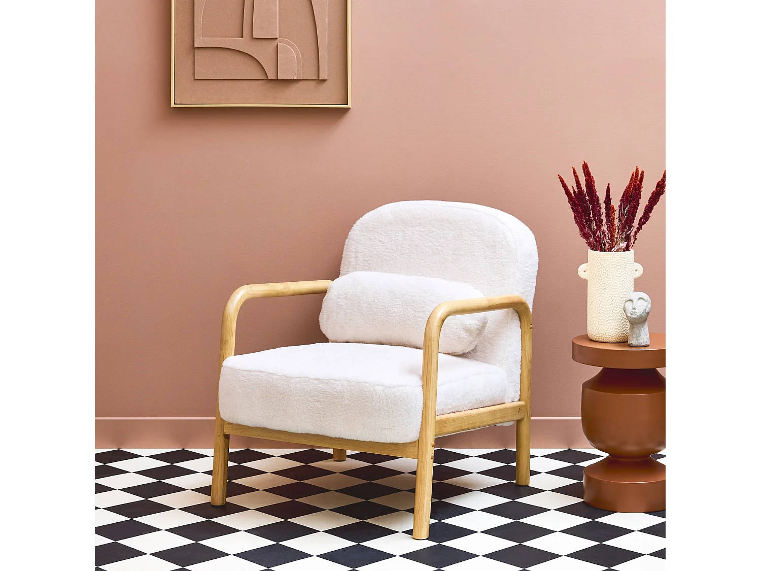 Fauteuil scandinave arrondi bois d'hévéa et tissu effet fausse fourrure