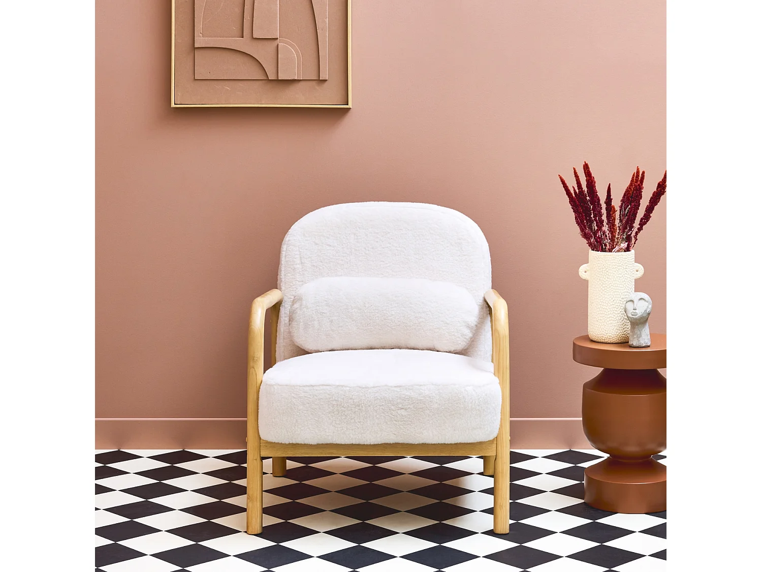 Fauteuil scandinave arrondi bois d'hévéa et tissu effet fausse fourrure