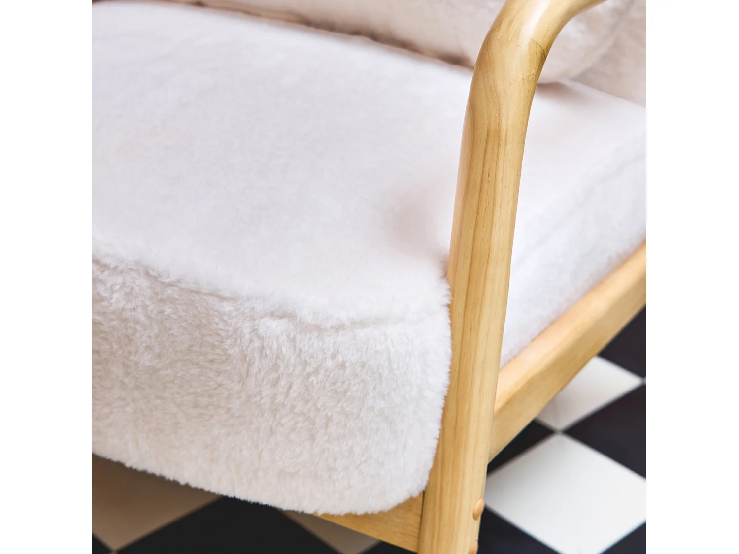 Fauteuil scandinave arrondi bois d'hévéa et tissu effet fausse fourrure