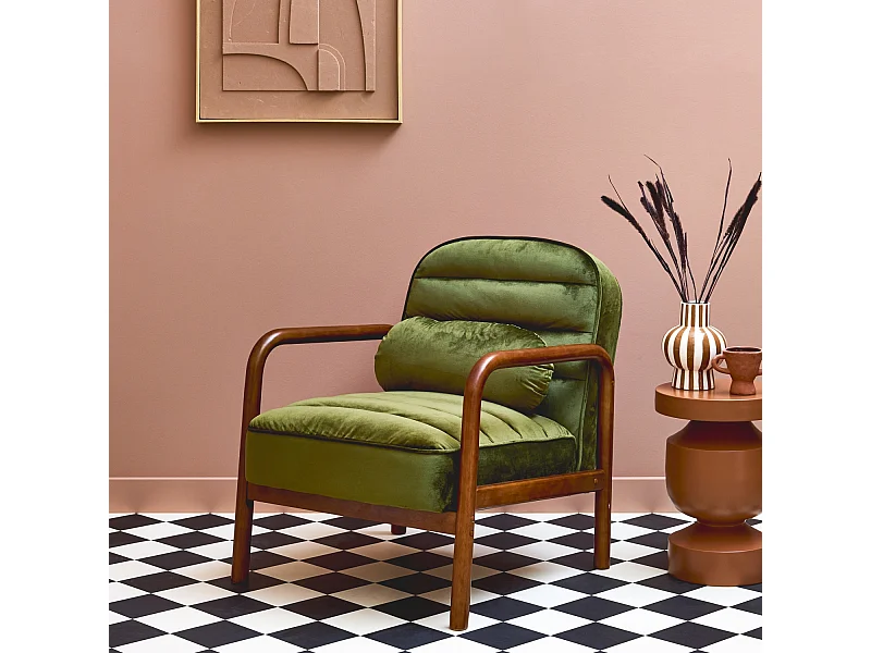 Sillón escandinavo de madera de hevea teñida de nogal y tela de