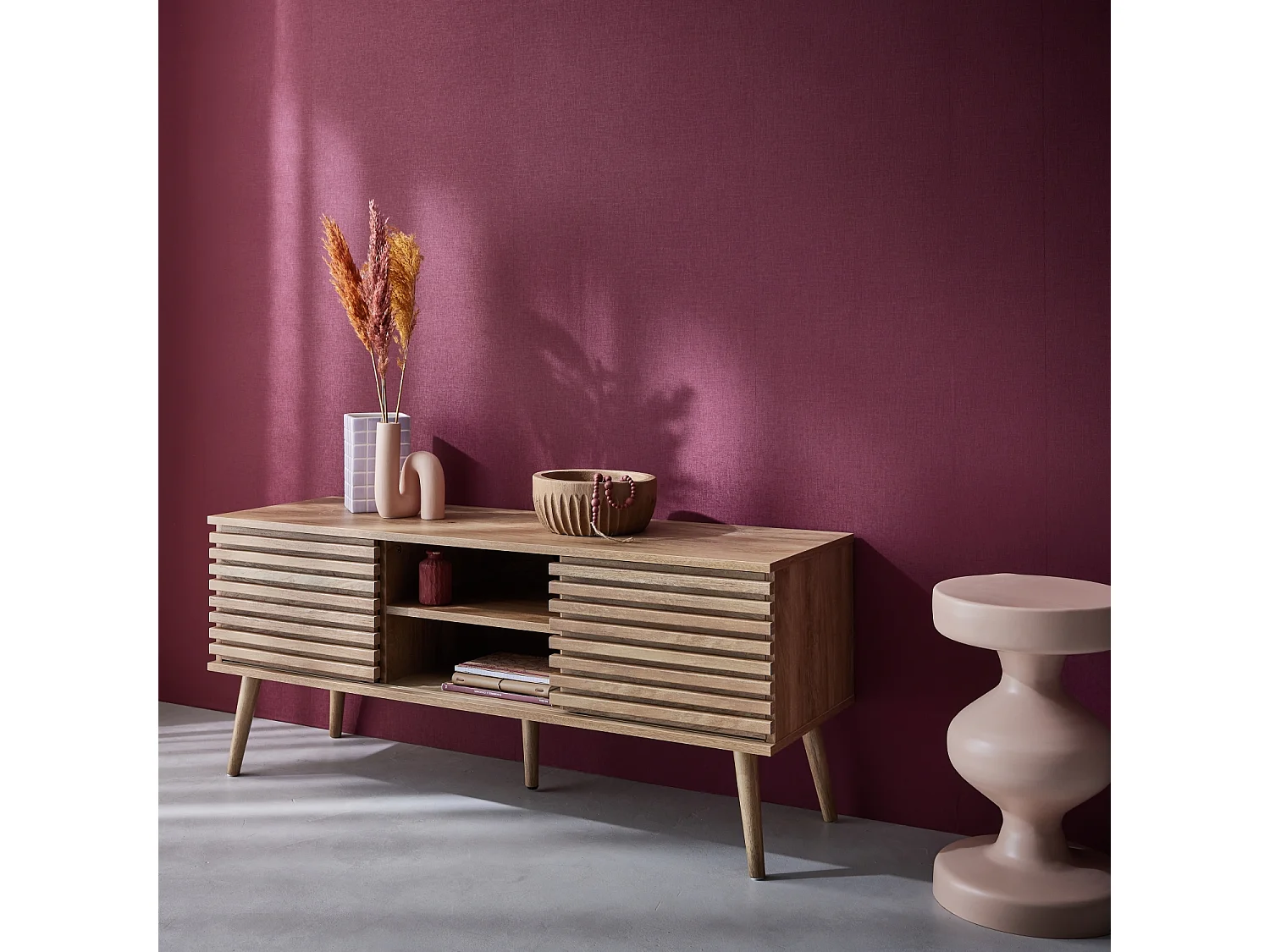 Meuble TV scandinave avec 2 portes décor bois rainuré et 1 niche centrale avec étagère L120cm