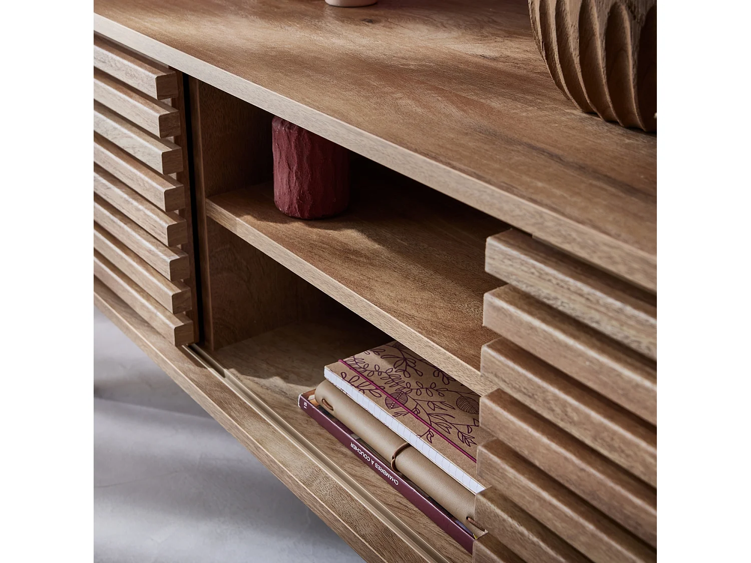 Meuble TV scandinave avec 2 portes décor bois rainuré et 1 niche centrale avec étagère L120cm