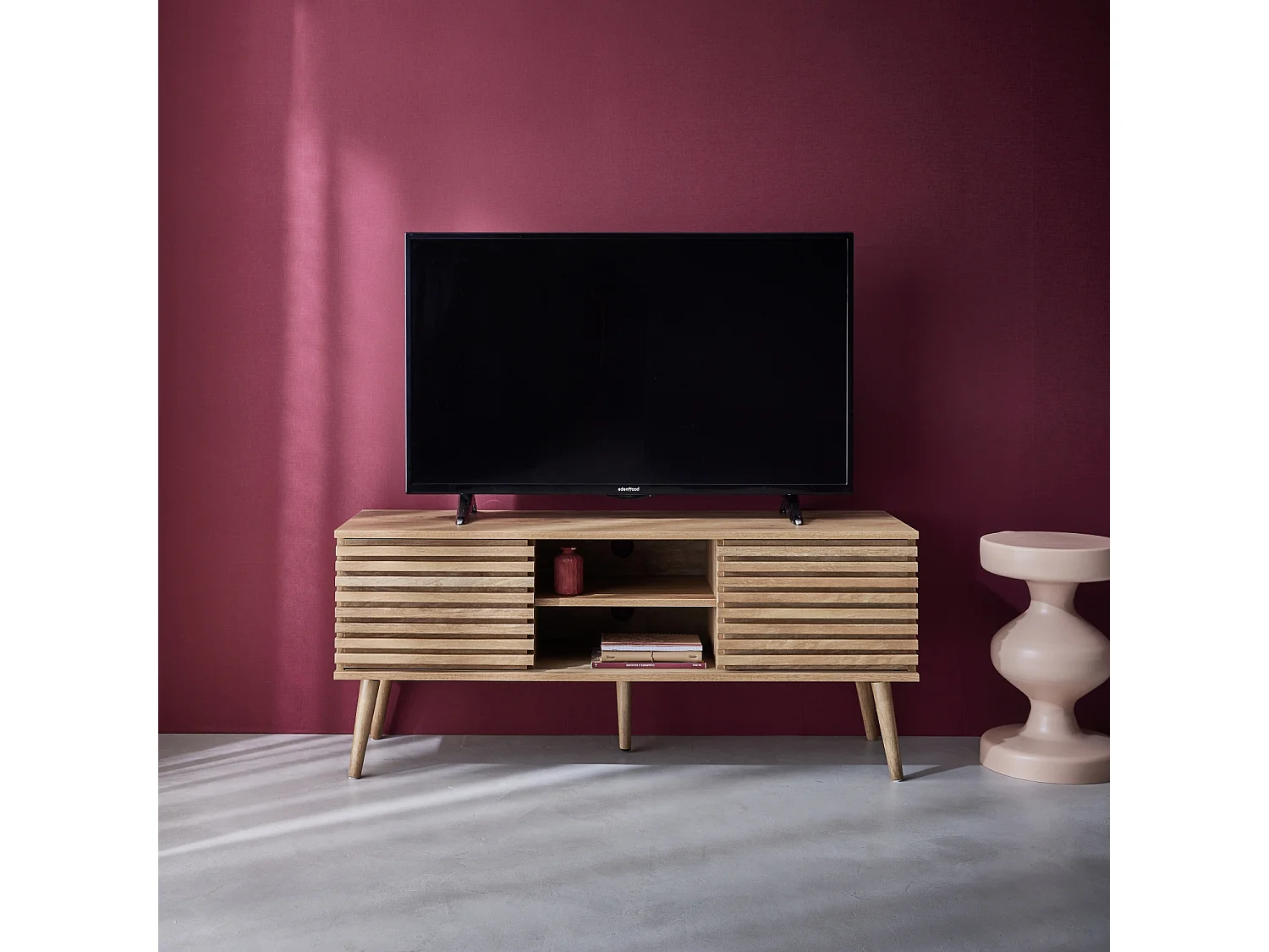 Meuble TV scandinave avec 2 portes décor bois rainuré et 1 niche centrale avec étagère L120cm