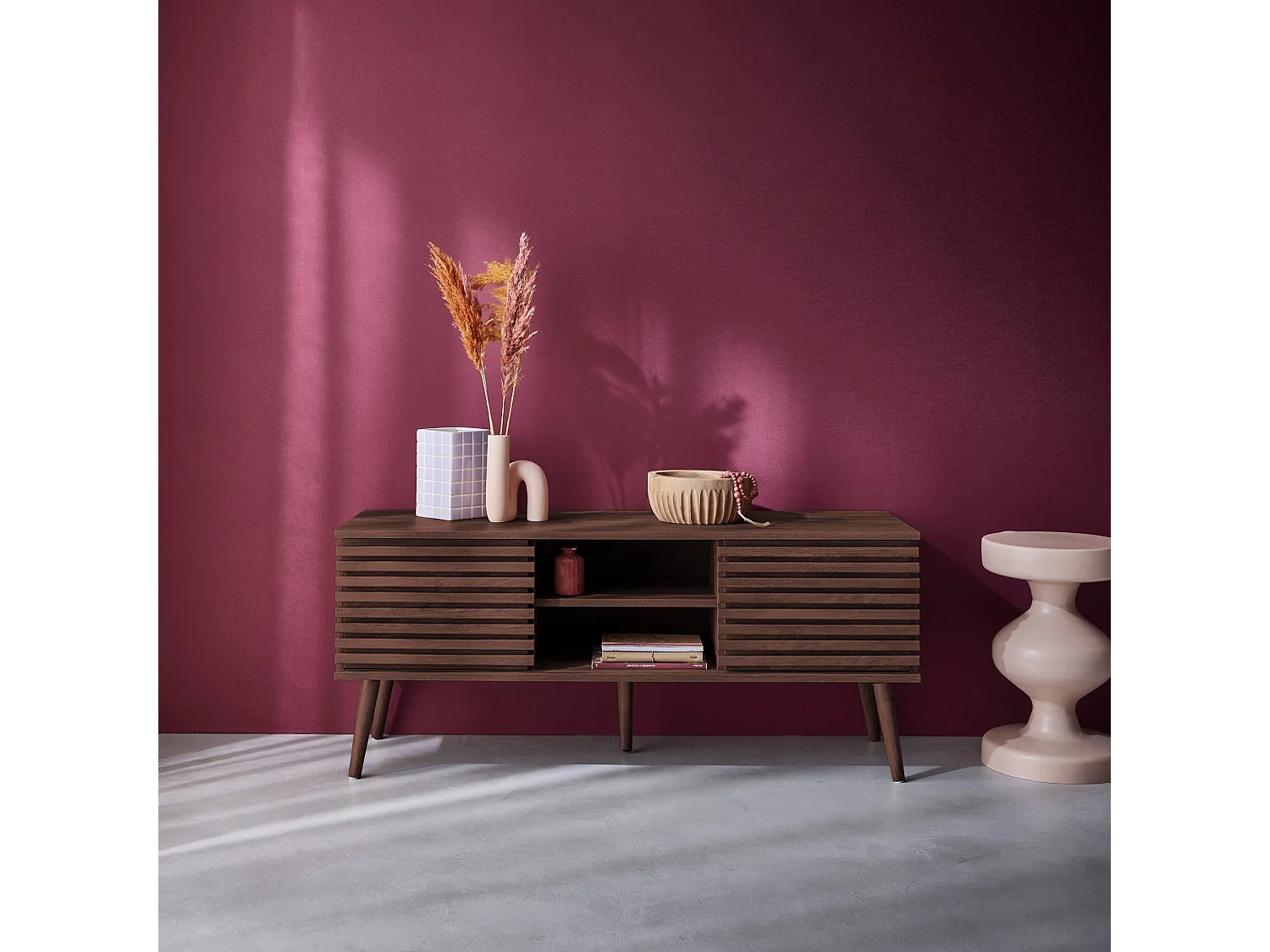 Meuble TV scandinave avec 2 portes décor bois noyer rainuré et 1 niche centrale avec étagère L120cm