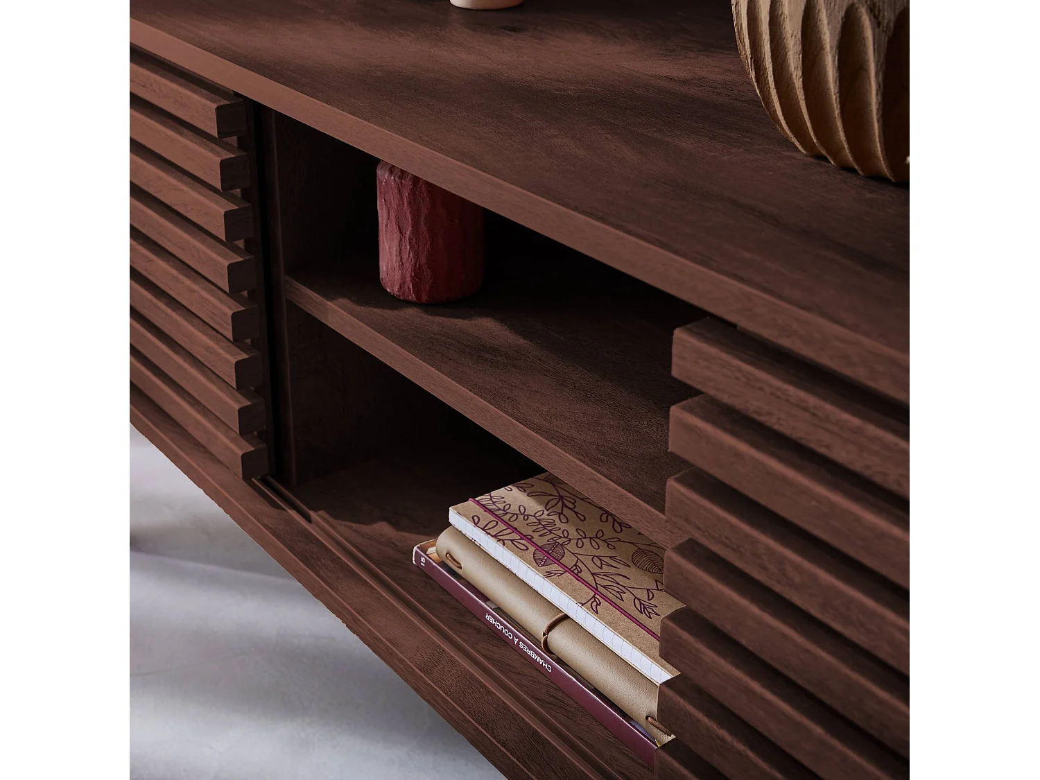 Meuble TV scandinave avec 2 portes décor bois noyer rainuré et 1 niche centrale avec étagère L120cm