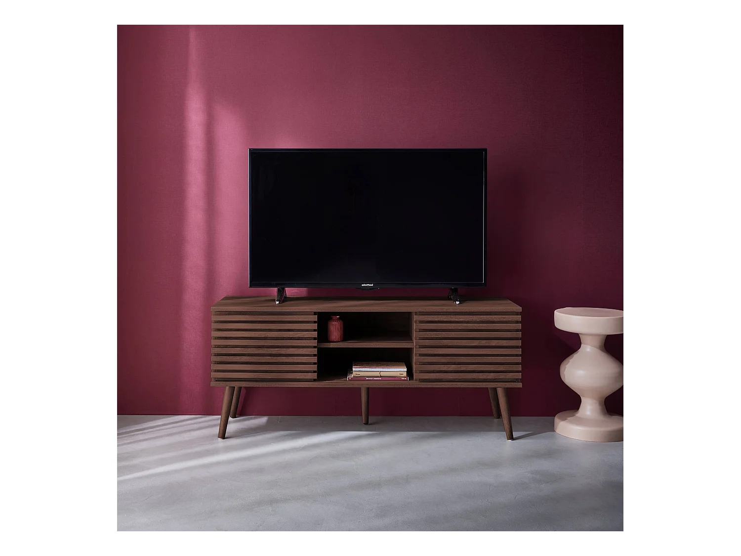 Meuble TV scandinave avec 2 portes décor bois noyer rainuré et 1 niche centrale avec étagère L120cm