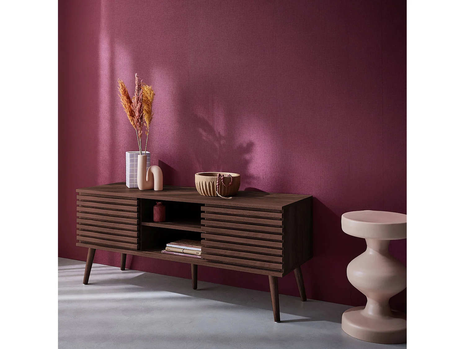 Meuble TV scandinave avec 2 portes décor bois noyer rainuré et 1 niche centrale avec étagère L120cm