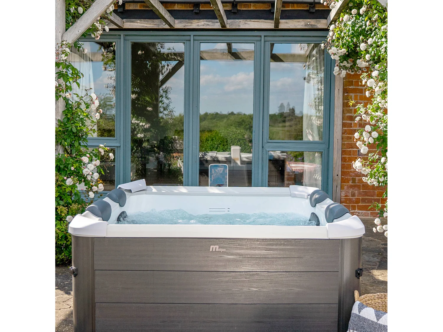 SPA rigide OSLO MSPA 6 personnes gris. 4 coussins. bâche incluse. hydromassages système