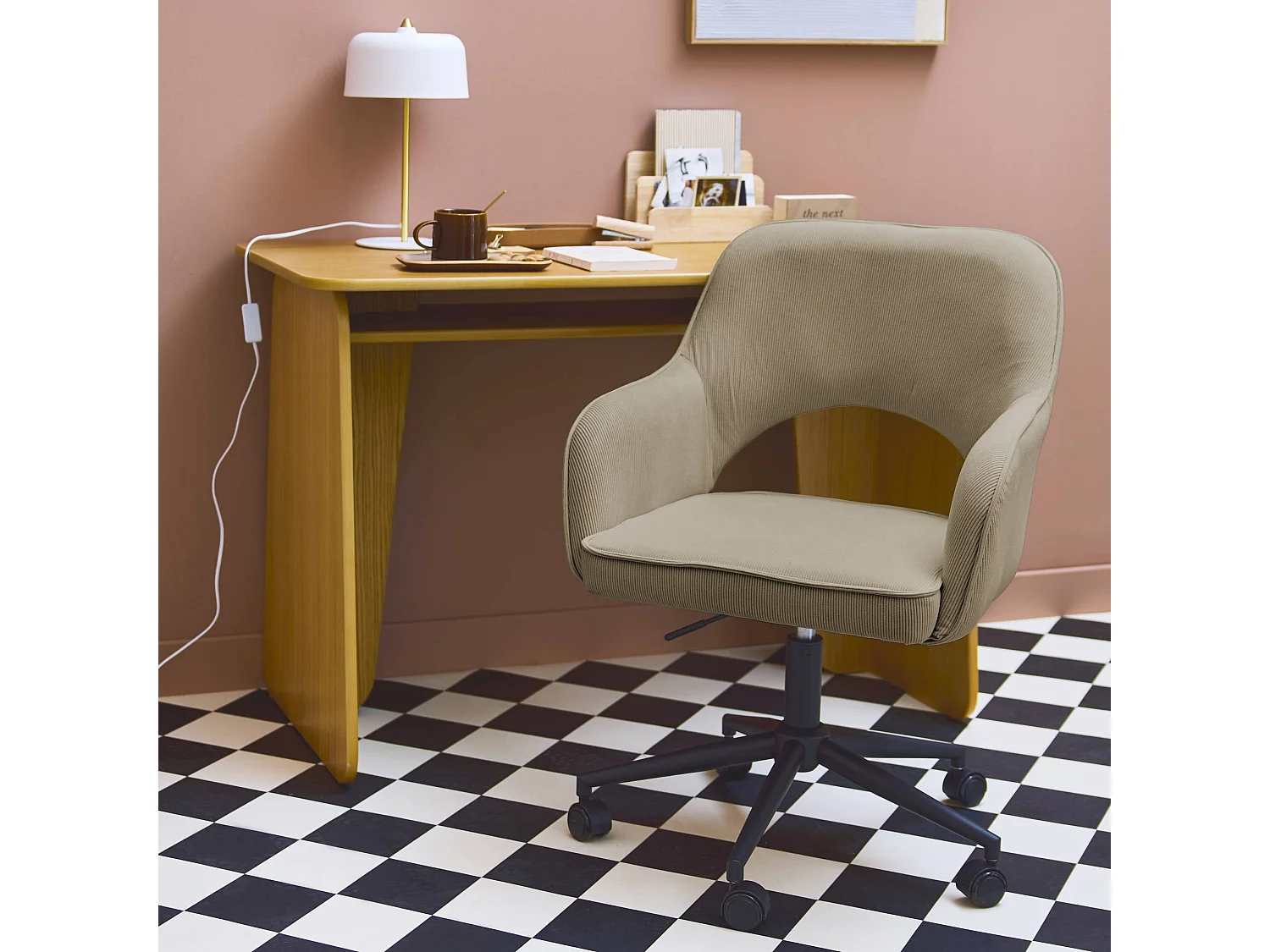 Silla de oficina con ruedas de pana fina y base negra beige