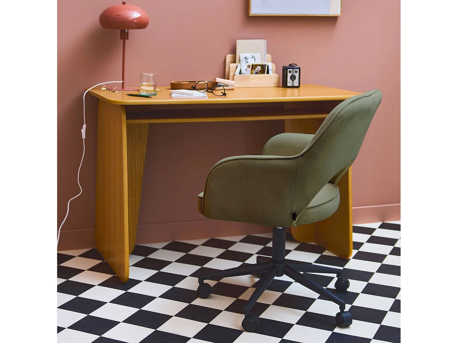 Chaise de bureau à roulettes velours côtelé kaki. L 60 x P 62 x H 89 / 99cm