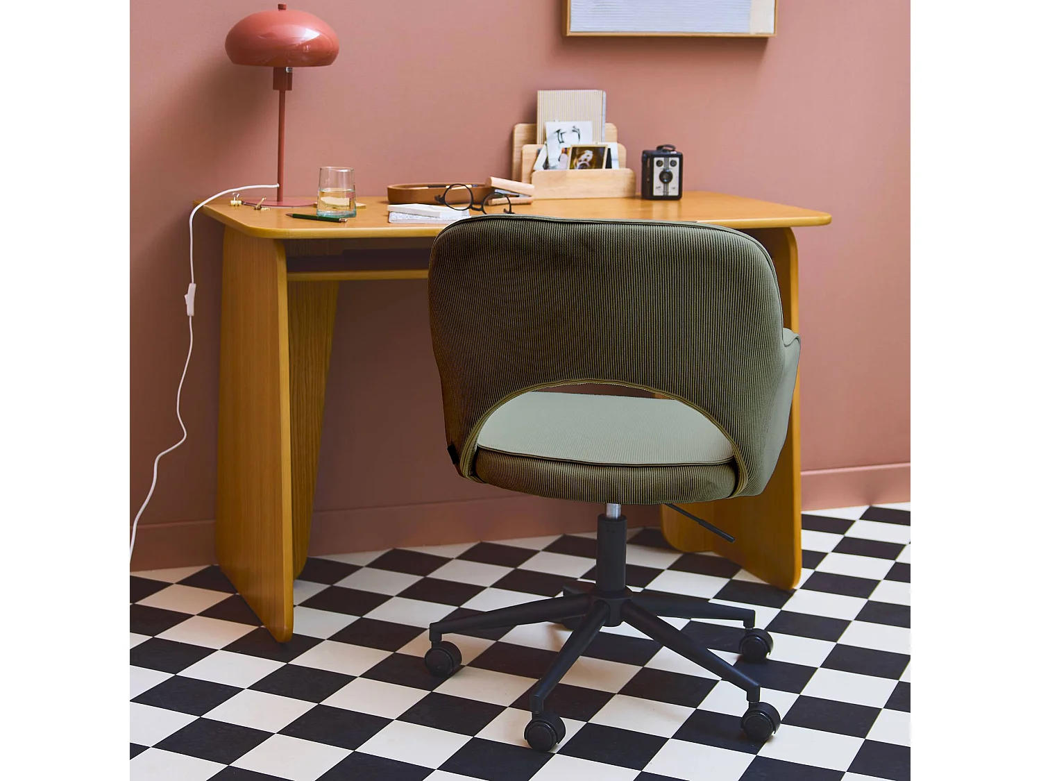 Chaise de bureau à roulettes velours côtelé kaki. L 60 x P 62 x H 89 / 99cm