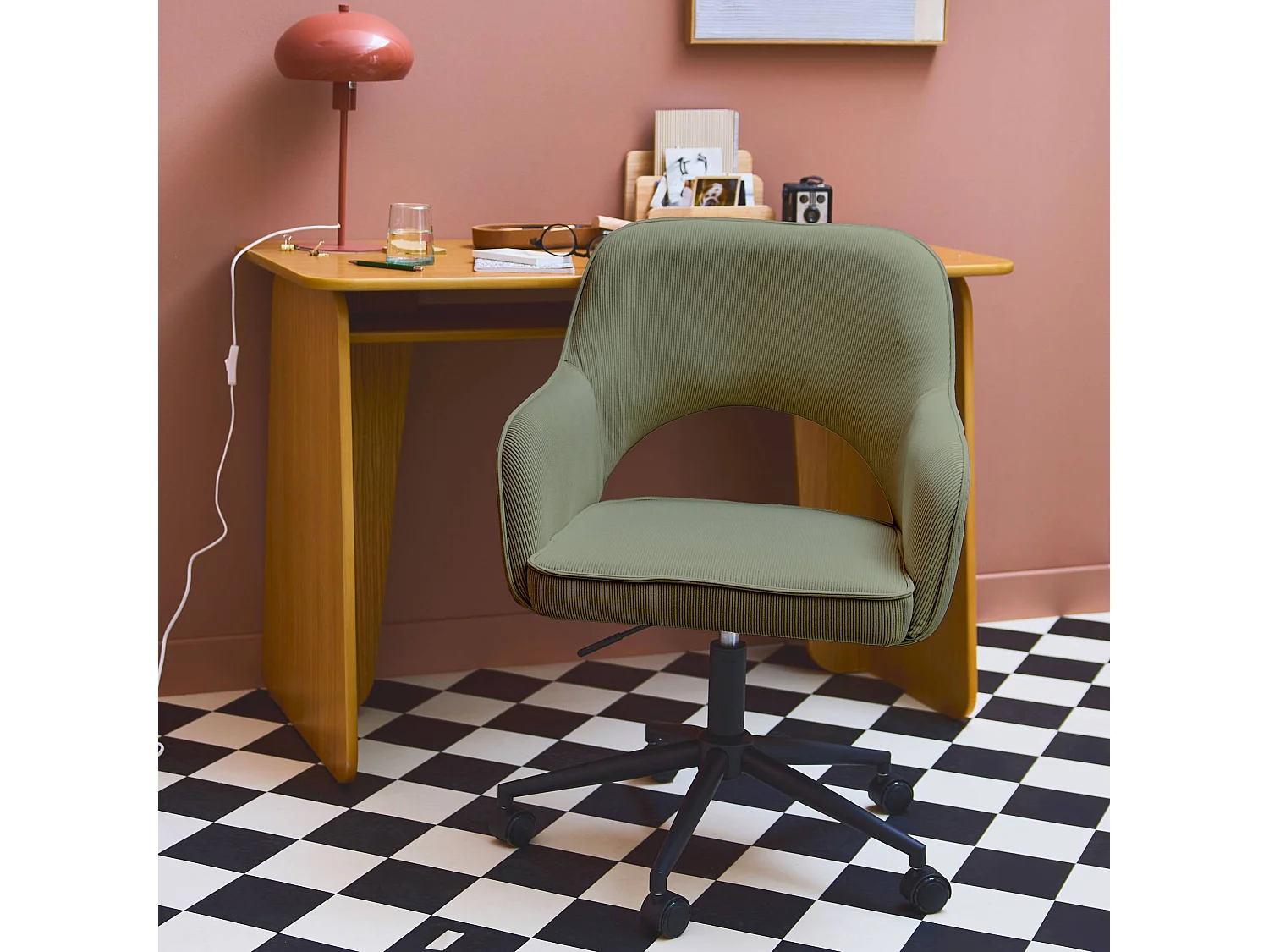 Chaise de bureau à roulettes velours côtelé kaki. L 60 x P 62 x H 89 / 99cm