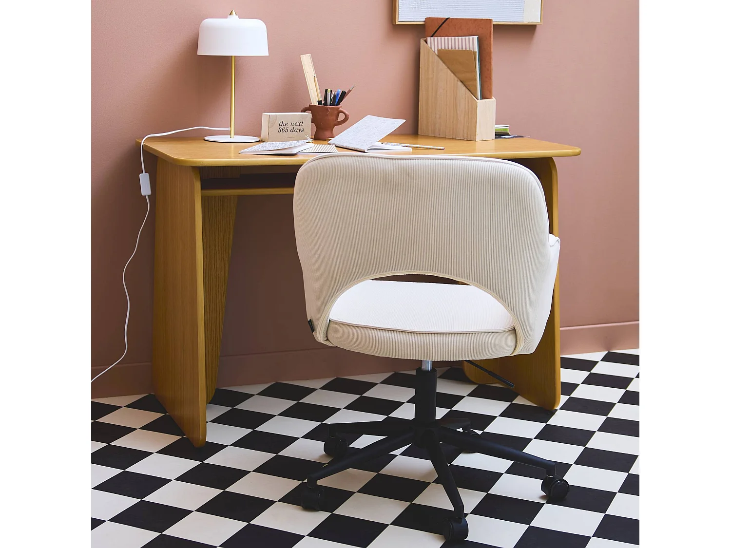 Silla de oficina con ruedas de pana fina y base negra blanco roto