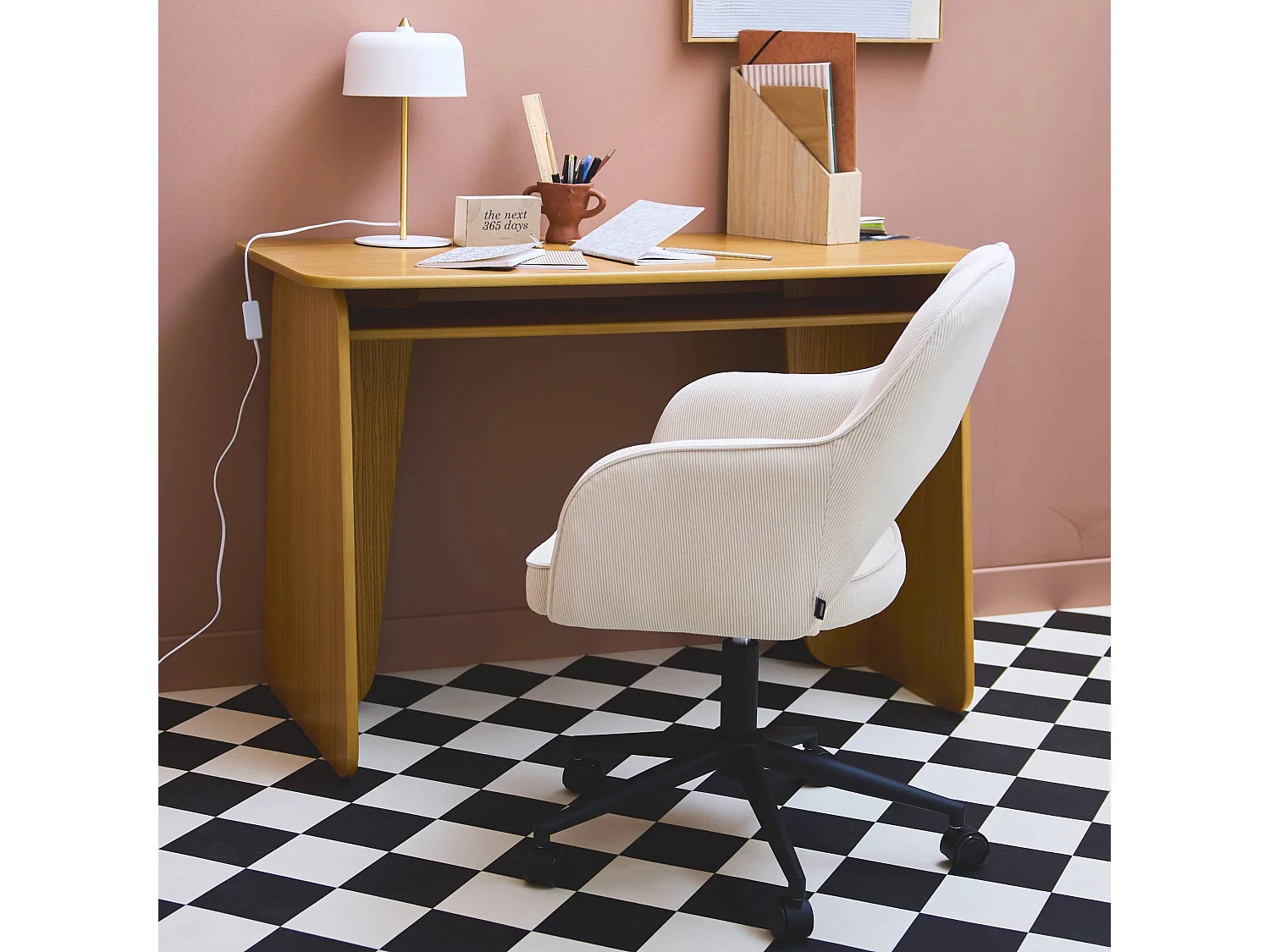 Silla de oficina con ruedas de pana fina y base negra blanco roto