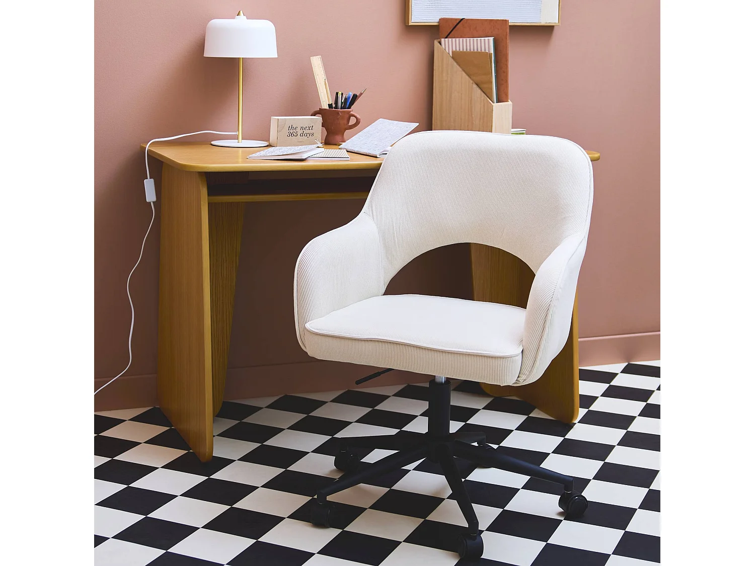 Silla de oficina con ruedas de pana fina y base negra blanco roto