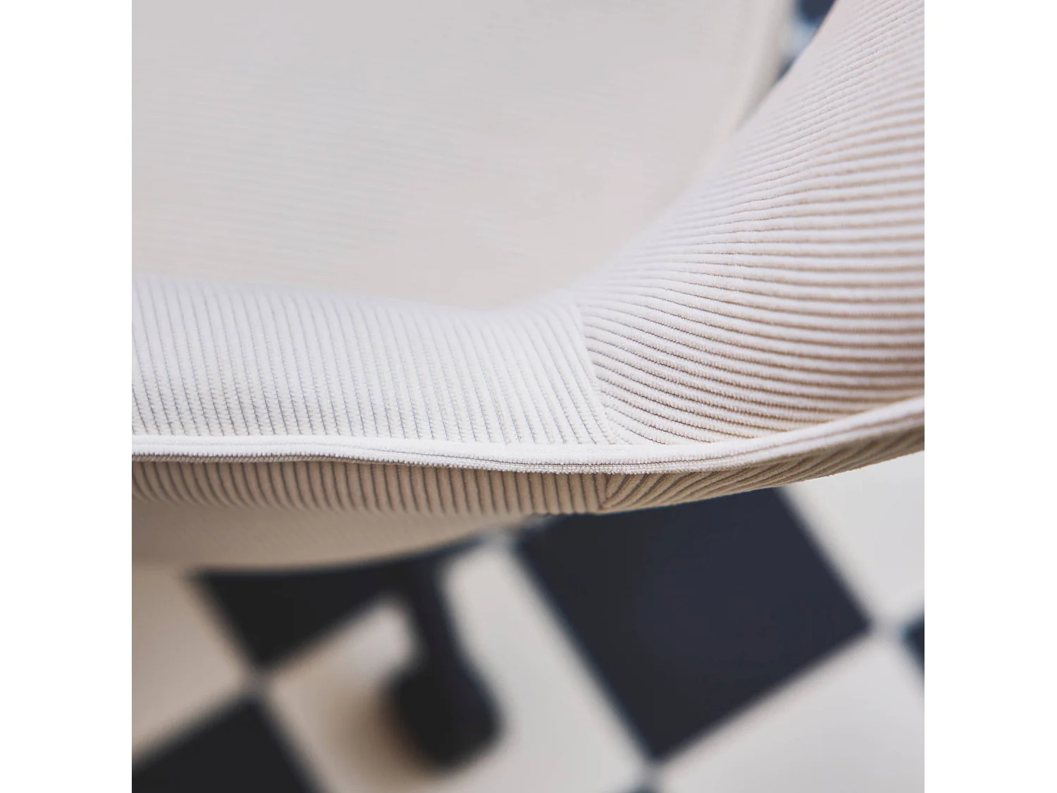 Silla de oficina con ruedas de pana fina y base negra blanco roto