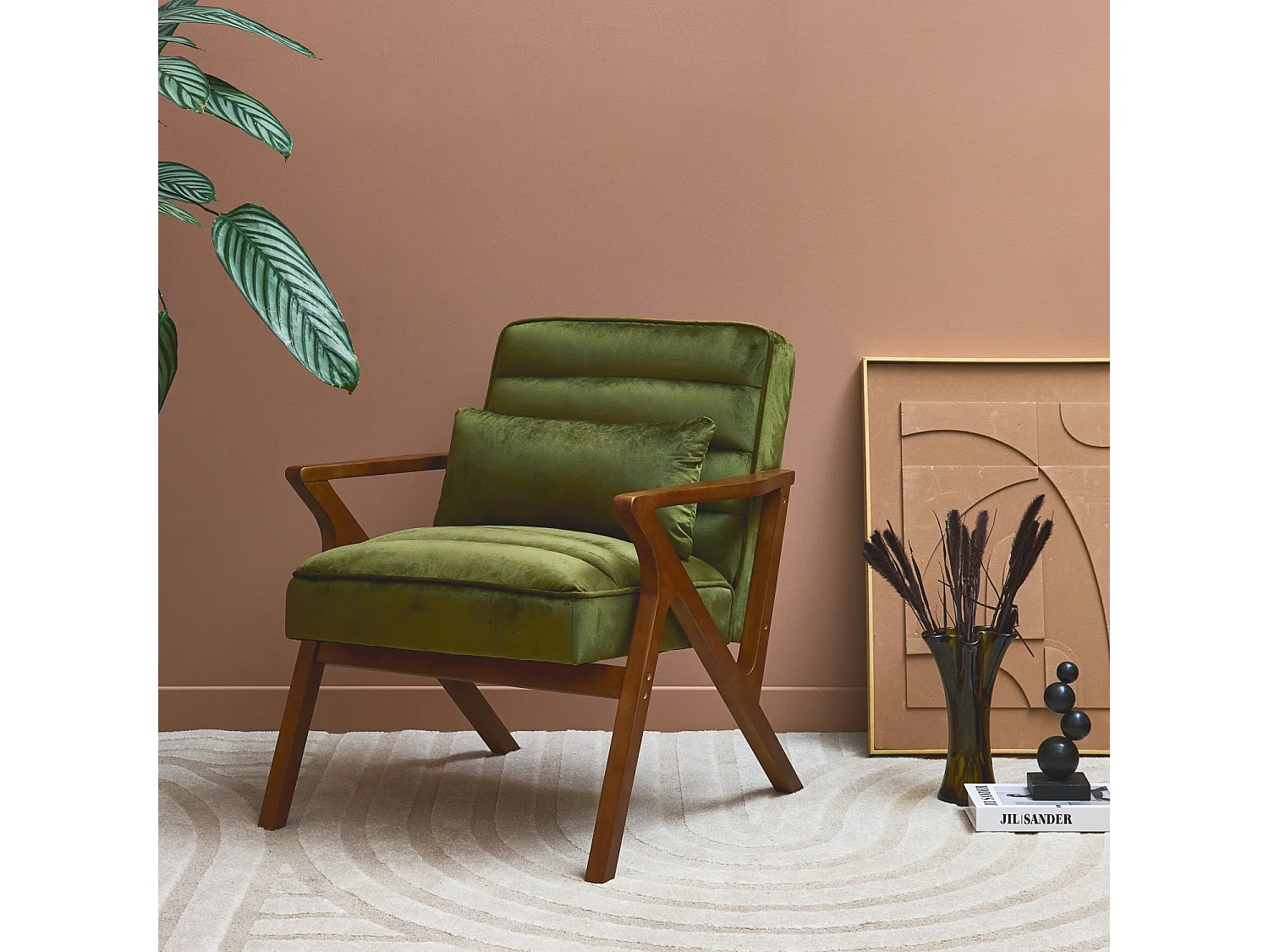 Sillón escandinavo de madera de hevea y terciopelo verde kaki