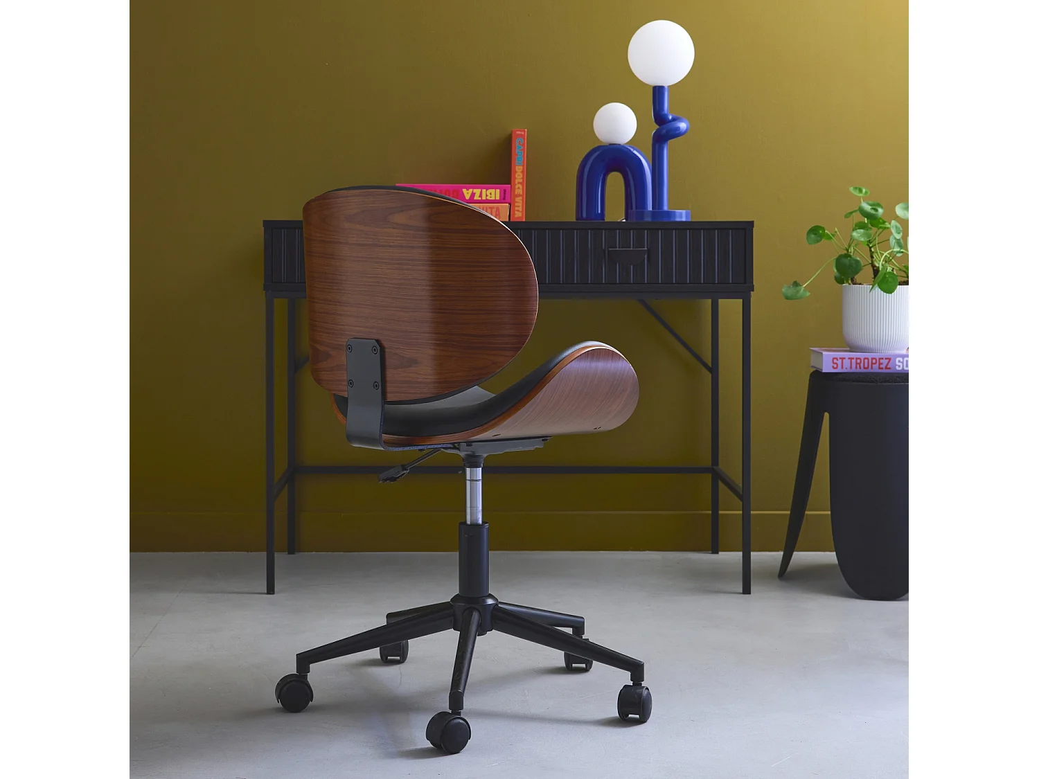 Silla de oficina con ruedas, madera curvada y acabado en polipiel