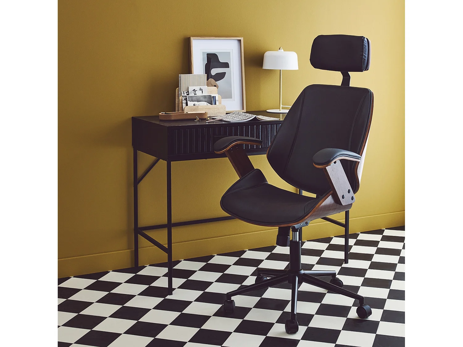 Chaise de bureau à roulettes décor bois courbé placage effet noyer et simili cuir noir