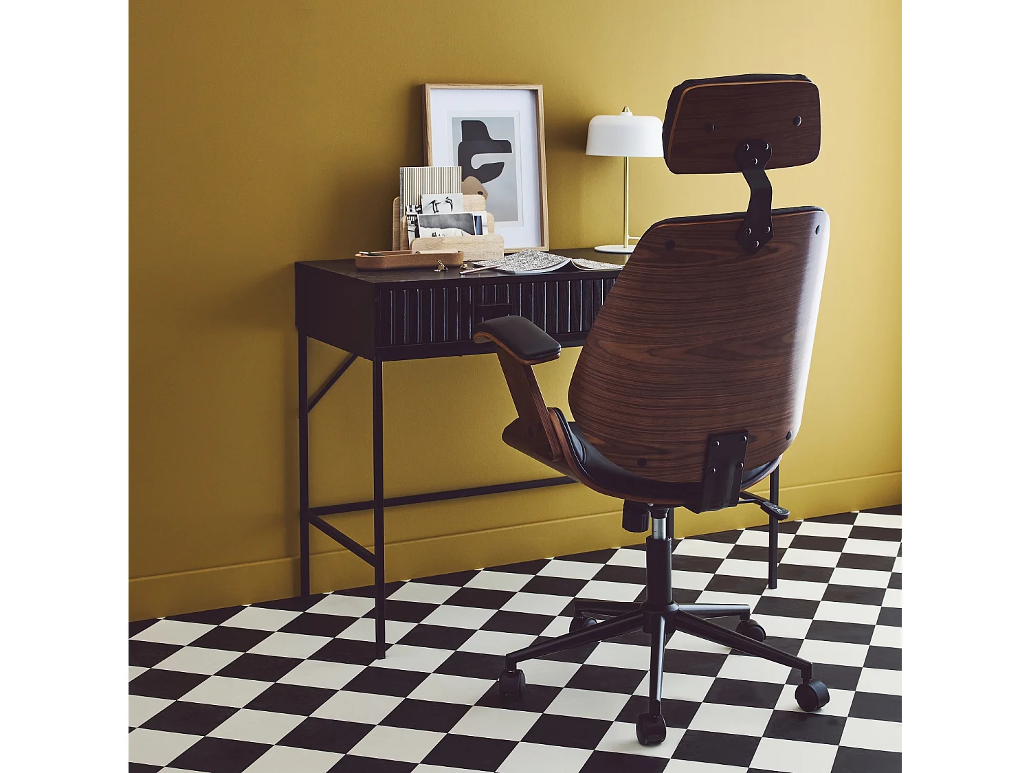 Chaise de bureau à roulettes décor bois courbé placage effet noyer et simili cuir noir