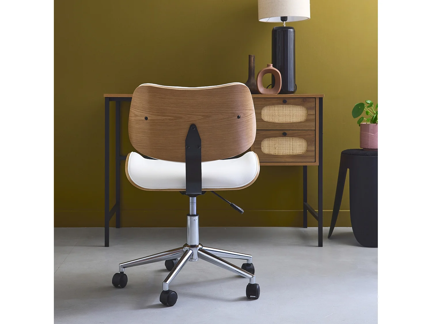 Silla de oficina con ruedas, madera curvada y acabado en polipiel