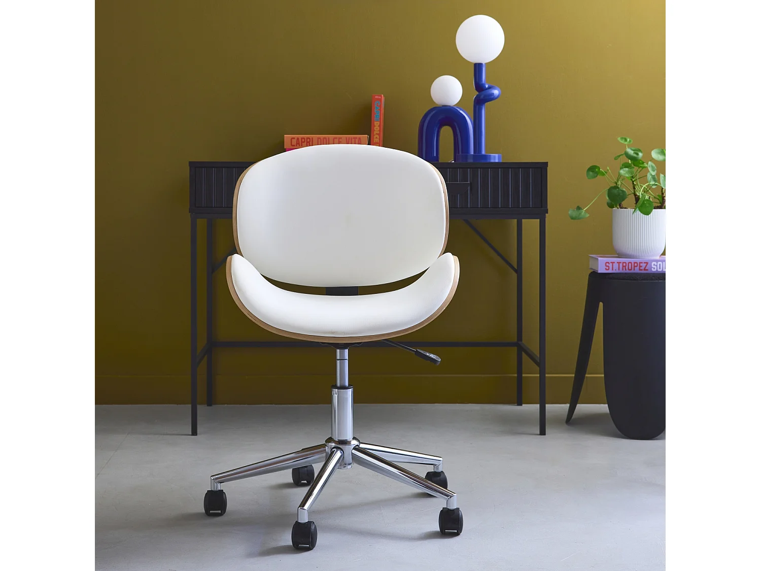 Chaise de bureau à roulettes bois courbé avec placage effet chêne et assise blanche
