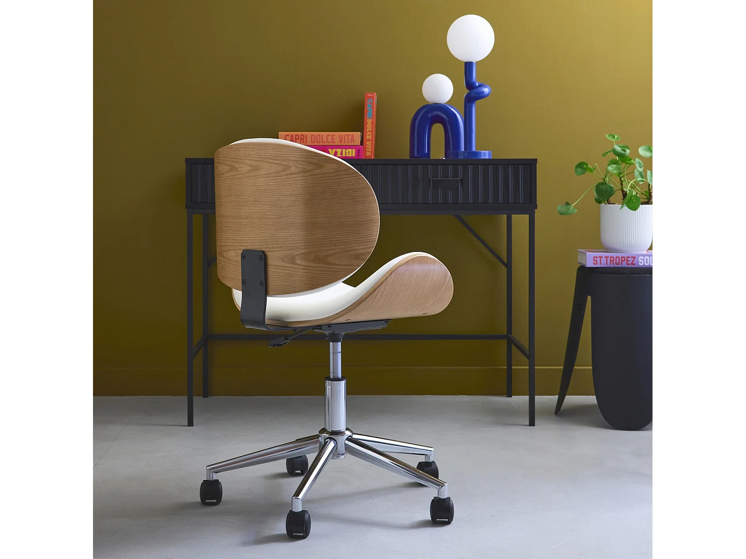 Chaise de bureau à roulettes bois courbé avec placage effet chêne et assise blanche