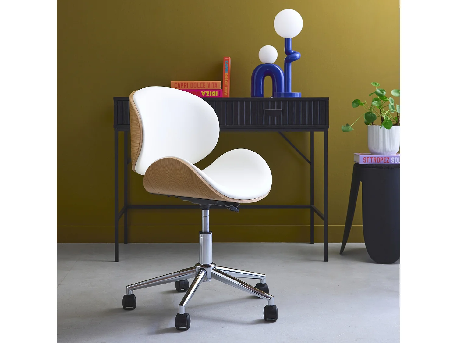 Chaise de bureau à roulettes bois courbé avec placage effet chêne et assise blanche